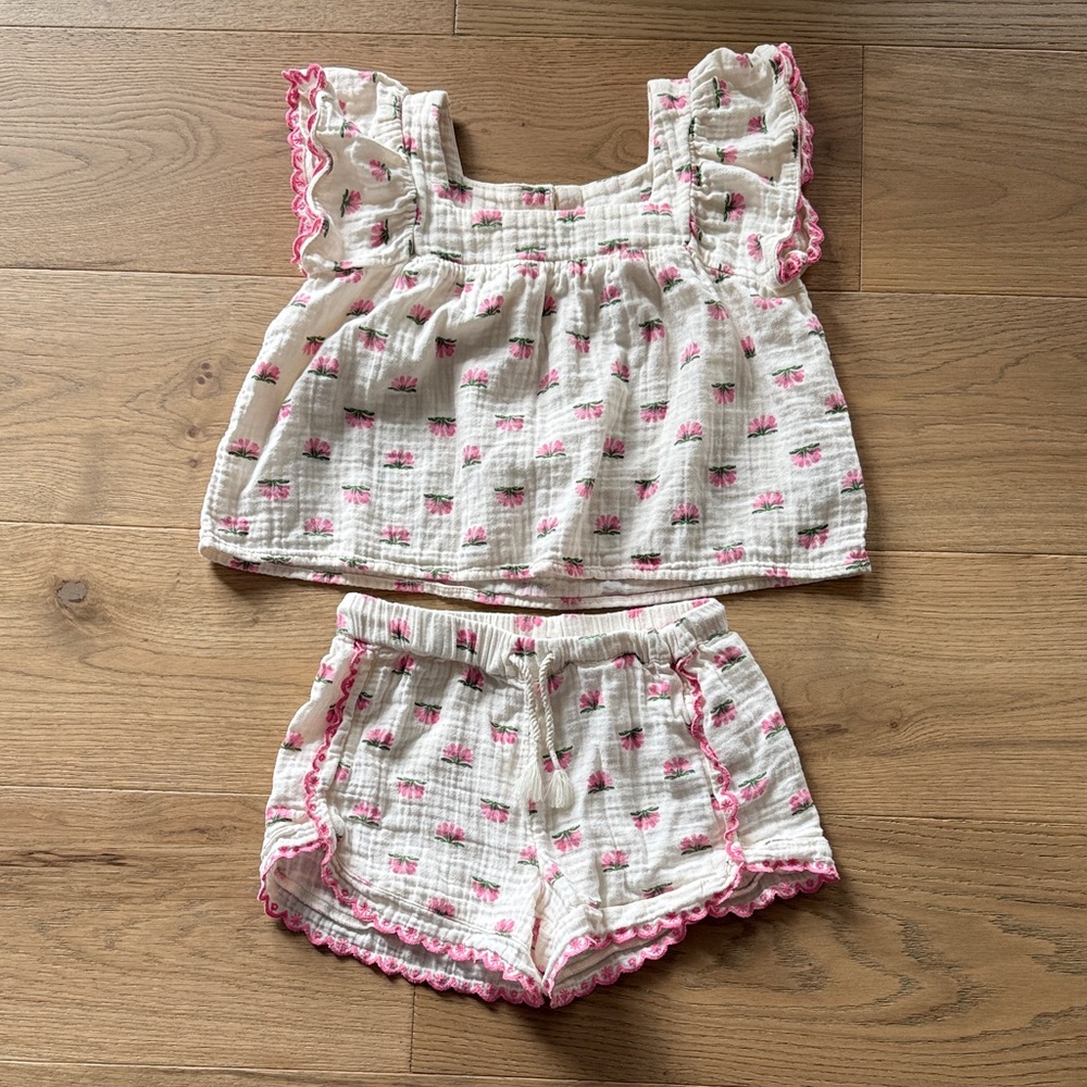 Girls Short Set with Ruffle Sleeves and Pink Accents